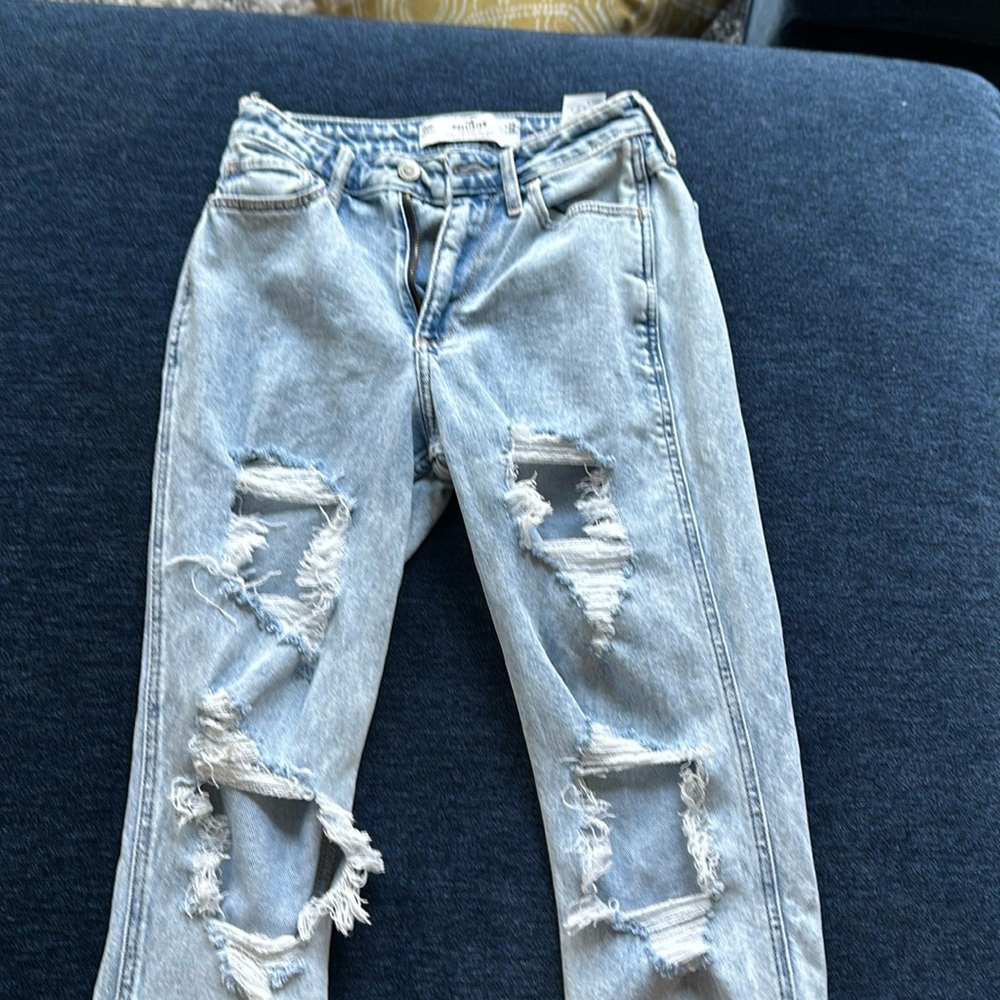 Hollister jeans. Great condition. Curley high rise mom jeans
